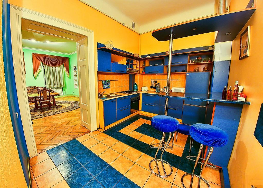 Apartments On Valova 25 リヴィウ エクステリア 写真