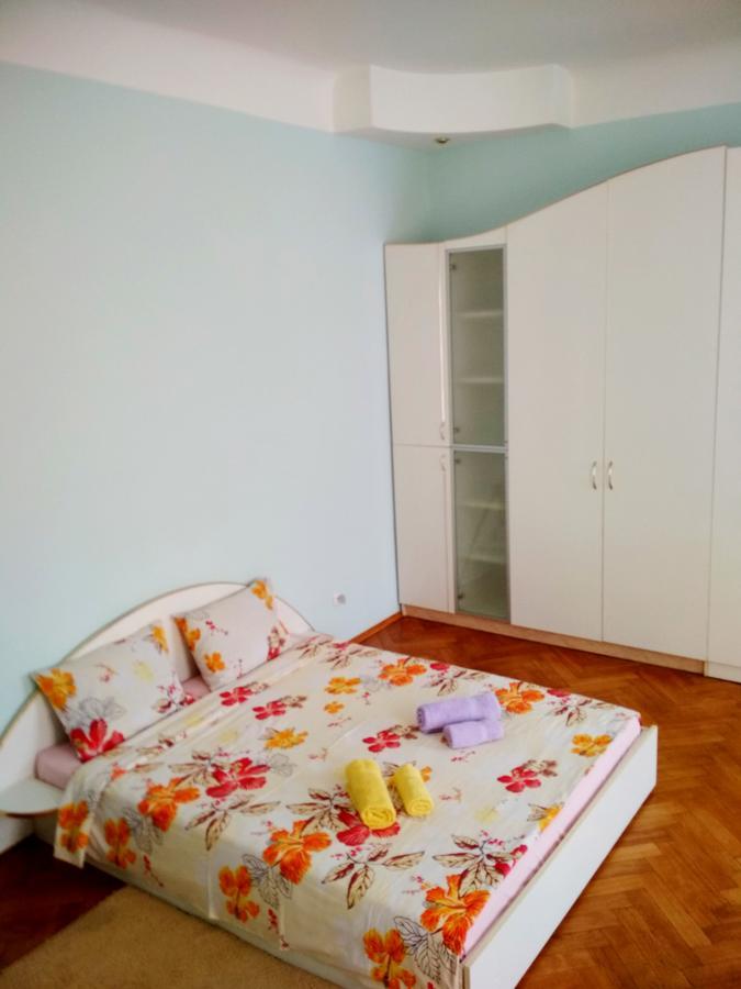 Apartments On Valova 25 リヴィウ エクステリア 写真
